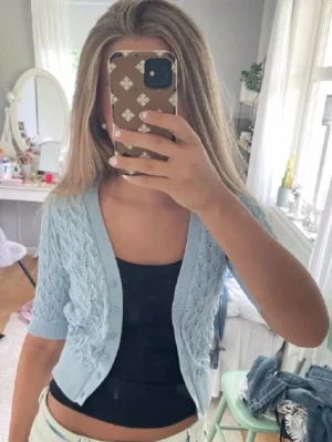 Blå kofta från Kappahl - Säljer en jättefin blå kofta från Kappahl💙 Den är i jättebra skick.