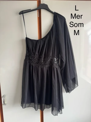 Svart klänning med detaljer - Står storlek 12 vilket är L men denna passar inte många i storlek L . Mer medium . Passar på att göra om mina annonser så du kan få gratis frakt (gäller i 7dagar) står det ej gratis frakt så har tiden passerat. 🌹❤️ alla mina kläder är i fint/okej skick utan större defekter om inget annat står . Allt är använt så vanligt slitage kan förekomma 