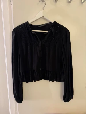 Blus  - Jätte fin blus från Zara i storlek S. Väldigt fin till vardagen och självklart till andra tillfällen 🥰🥰