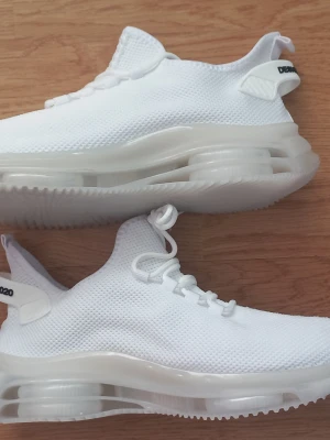 Helt nya vita sneakers stl 39 med superbekväm anti-halk sula och andningsbart material - Helt nya vita sneakers stl 39 med superbekväm anti-halk sula och andningsbart material