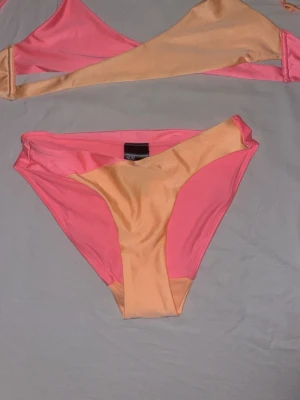 Bikini från H&M - Nederdelen är oanvänd och överdelen är bara använd någon gång. Storlek 158/164