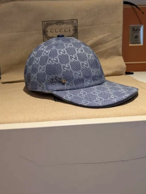 GG keps  - Helt ny gg Dubai keps i blå färg, Finns i storlek M och L, dustbag samt tags medföljer. Perfekt keps som fattar alla stilar