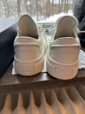 Vita Dior sneakers  - Säljer ett par exklusiva vita Dior B33 spin sneakers i vit färg. |väldigt fint skick 9/10| Storlek:44 | Nypris:- 11 500kr | Sjölvklart äkta~kvitto tillkommer/ DMa🤩
