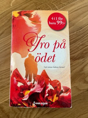 Tro på ödet - Fyra romantiska berättelser om oväntade möten, passion och livets vändningar. Perfekt för dig som gillar kärlek, drama och att drömma dig bort! Upptäck vad ödet har i beredskap för huvudpersonerna i dessa fängslande romaner.