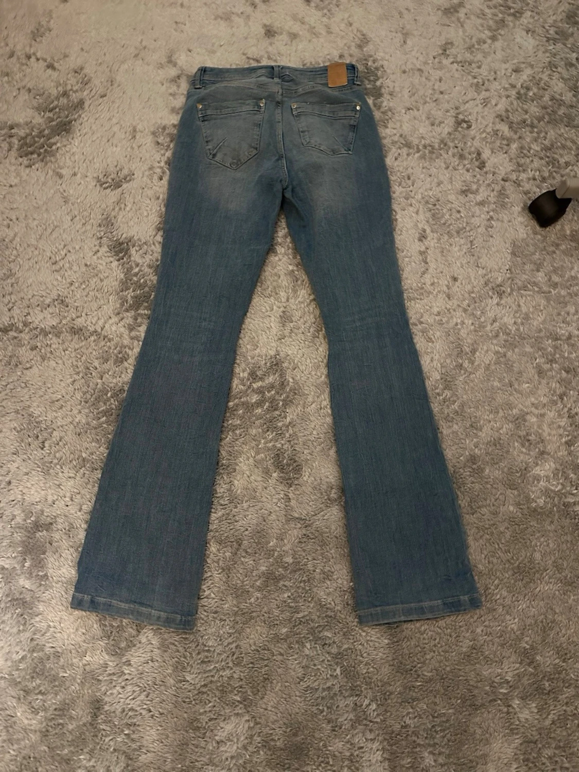 Blå bootcut jeans från Yessica (C&A) i storlek 34.  - 3
