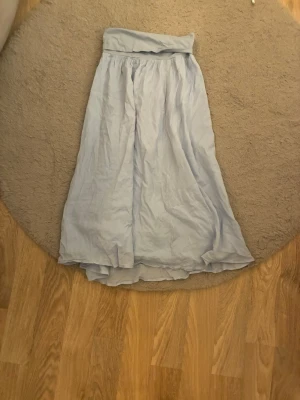 Ljus blå lång kjol som man viker i midjan - Super fin lång kjol från Gina Young som man viker i midjan