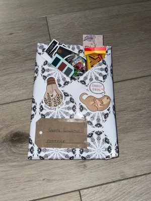 Blind date med en bok - Blind date med en bok genré paranormal romance får med lite tillbehöret lite godis tee anotate notes stickers bokmärke boken har liten skada bakom boken längst upp inte så märkbar boken är på engelska