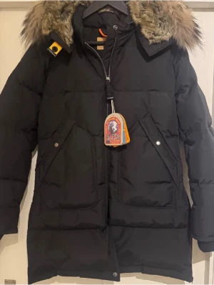 Svart lång dunjacka från Parajumpers - Säljer en svart lång dunjacka från Parajumpers. Jackan är helt oanvänd