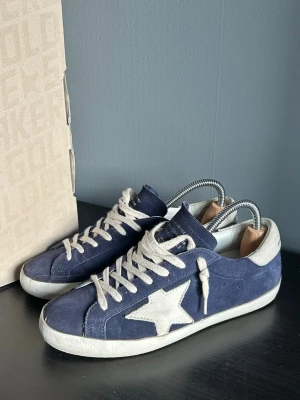 Golden goose 41-42 - Säljer dessa riktigt schyssta golden goose skorna som passar storlek 41-42. Dem är i mycket fint skick som man kan se på bilderna. KVITTO FINNS! Skriv vid fler frågor eller bilder.