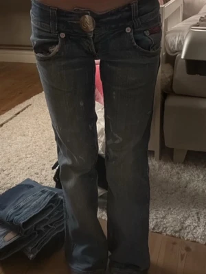 Vintage low waist jeans - Midjemått - 36cm (stretchig) Längd - 91cm Innerbenslängd/inseam - 71 cm Jag är 158cm och dem sitter bra Inga stora defekter förutom färgen på dem Skriv vid frågor!💗