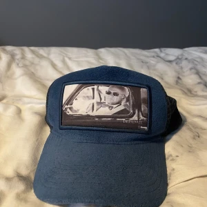 Velvet keps - Säljer denna keps från Depadati. Den är i använt skick. Nypris 499. Går att justera strl till den man vill ha. 