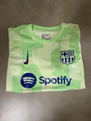 Nike Barcelona tröja - Hej, jag säljer nike träningströja som är i nytt skick. Storlek S     den kan passa både man och kvinna.