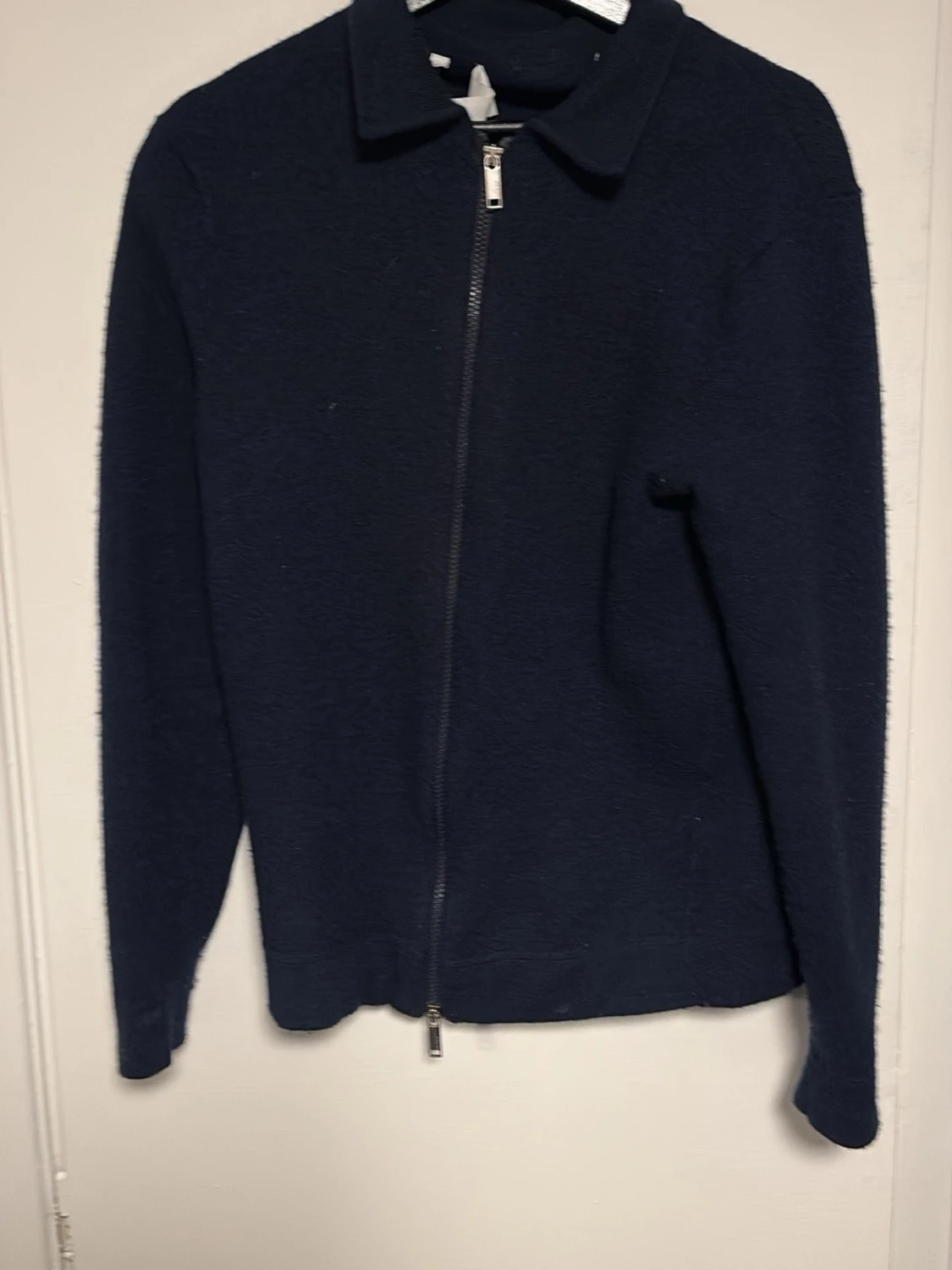 Mörkblå kofta med dragkedja