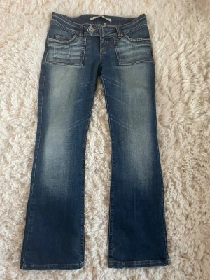 Lågmidjade jeans från Only - Jättefina mörkblå lågmidjade jeans från Only! Sitter bra på mig som är ca 168 cm. Säljer då de inte längre kommer till användning💘Midjemått tvärsöver: 42 cm. Midjehöjd: 18 cm. Innerbenslängd: 78 cm.