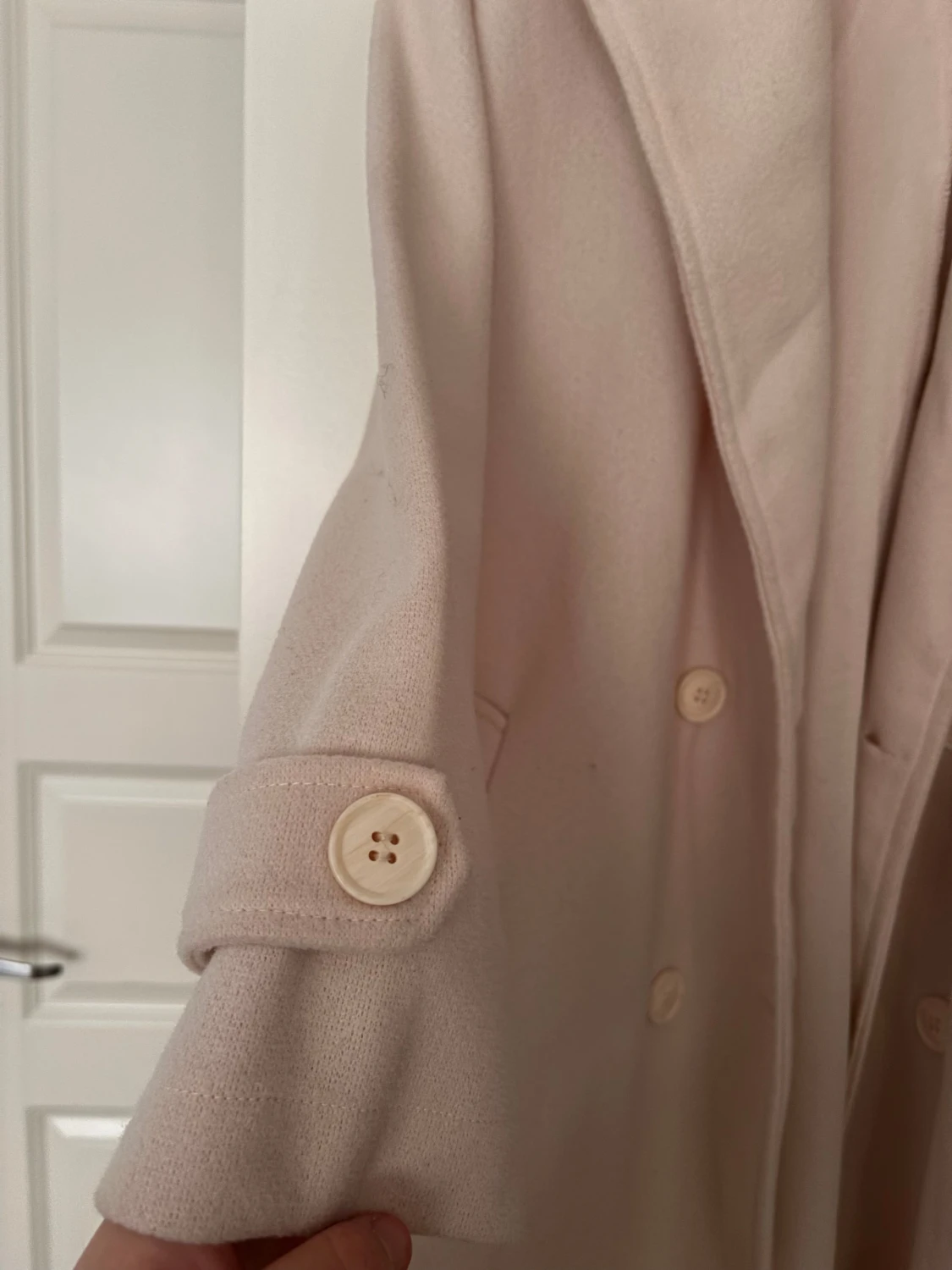 Ljusbeige kappa med bälte och knappar - 2