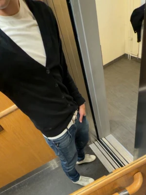 Svart stickad cardigan - Säljer en tvär fet stickad cardigan från Jack & Jones. Storlek S. Pris ej hugget i sten. Vid fler frågor och funderingar är det bara att höra av sig