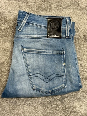 Ljusblåa Replay Anbass - Ljusblå Replay Anbass||Storlek W30/L32||Skick 8/10||Modell Anbass||Skriv vid minsta intresse||