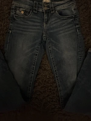 Blå jeans från Gina Tricot, storlek 152 - Säljer ett par klassiska blå jeans från Gina Tricot i storlek 152. Änvänt några få gånger så är i jättebra skick💕