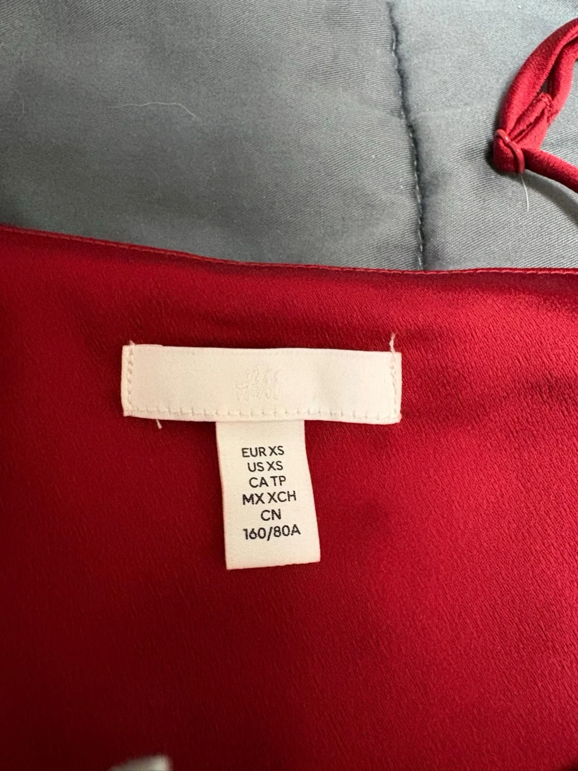 Röd satinlinne från H&M med strassdetalj - 2