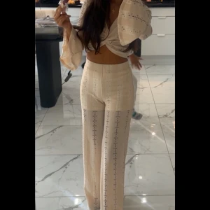 Beige set med mönster  - Säljer ett beige set från H&M, byxorna är högmidjade och pösiga, jättesköna att ha en varm sommardag. Man behöver dock några shorts under annars är de genomskinliga. Tröjan vid armarna är också breda samt är den tajt vid brösten. använd en gång bara men jättevacker och perfekt för att ha utomlands eller en varm sommarkväll.☺️