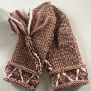 Lovika vantar - Hemmagjorda stickade Lovikka Vantar på Ull. Finns även i fler färger ifall intresserad🫶🏼 