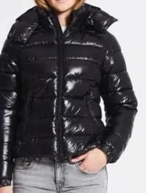 Svart glansig pufferjacka - Säljer en svart glansig pufferjacka med hög krage och dragkedja framtill. Jackan har en klassisk pufferlook med breda kanaler och är perfekt för kyliga dagar. Passformen är normal och jackan är lätt att matcha med olika outfits. Använd få gånger och är jätte fräsch och skicket är som nytt!!🤭❣️storlek M, säljer för 250. Pris kan sänkas vid snabbaffär!!! Nypris - 400