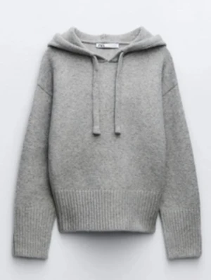 Grå stickad hoodie från Zara - Grå hoodie från Zara i stickat material. Tröjan är endast använd enstaka gånger, därav bra skick! Dock har tröjan lite noppror men knappt att det syns (se bild). Säljer då den tyvärr inte längre kommer till användning💘