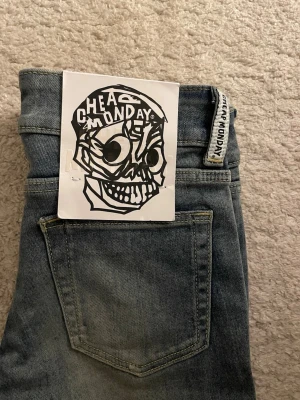 Bootcut jeans från Cheap Monday - Säljer ett par helt nya ljusblå lågmidjade bootcut jeans med prislapp kvar från Weekday med klassisk femficksdesign. Jeansen har normal passform och är tillverkade i mjukt denimtyg. Stretchigt material! Perfekta för dig som gillar retrovibbar och vill ha ett par riktigt schyssta jeans. Innerbenslängden är 80 cm.     OBS: GÅR EJ NER I PRIS då de är helt nya med prislapp kvar!