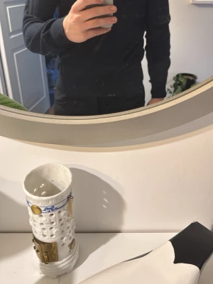 Mörkblå stickad tröja från Sandö - Klassisk svart stickad tröja från Sandö i storlek M. Tröjan har rund halsringning och långa ärmar med ribbade muddar. Perfekt för dig som gillar en enkel och stilren look.