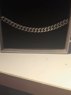 Silver armband - Säljer ett silver armband då den inte kommer till användning. Den e ny och oanvänd. Skulle rekommendera till ungdom och inte vuxen.
