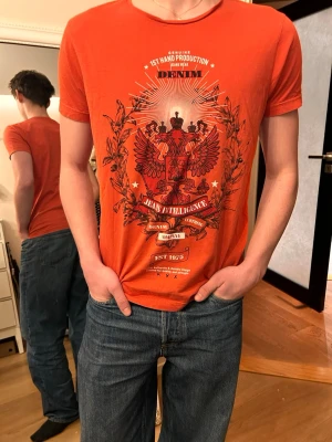 Fitted T-shirt med coolt tryck, y2k stil - Cool T-shirt från Jack and Jones i bra skick. Det står storlek L men passar som en S.                                Tveka inte att höra av er! Pris kan diskuteras