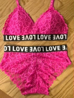 Helt oanvända underkläder  - Set med Trosor & bh/top i rosa spets storlek s. Självklart oanvända & ej provade.