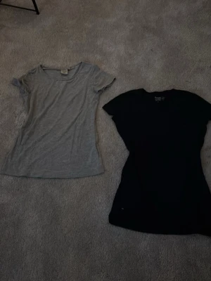 Svart & Grå basic t-shirt  - Två enkel svart t-shirt från Basic You i storlek S. Modellen är klassisk med rund hals och korta ärmar, perfekt till jeans eller shorts. Tillverkad i mjukt bomullsmaterial för en skön känsla hela dagen.