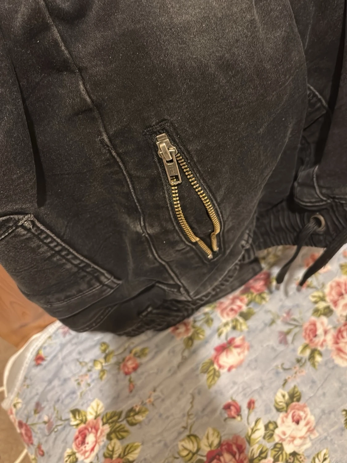 Svart bomberjacka med dragkedjor