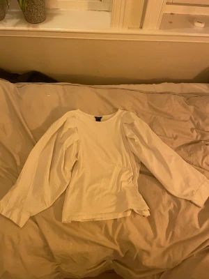 Fin blus från Lindex  - Fin blus från Lindex, har en liten fläck men knappast något man ser 