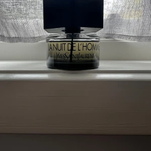 YSL - La Nuit De L’Homme Parfym - Säljer en parfym som jag inte använder särskilt ofta. Nyligen inköpt och knappt använd. Doftar gott likt andra YSL parfymer. 