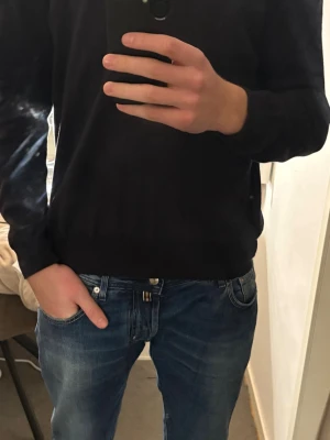 Oscar Jacobson halv zip - Säljer en mörkblå långärmad tröja från Oscar Jacobson med half zip-dragkedja. Tillverkad i Italien och i merino ull som känns lyxigt. Använd 1 gång. Nypris 2499!