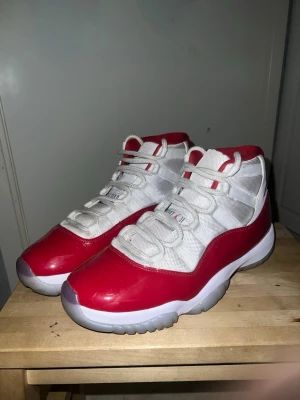 Air Jordan 11 Retro Cherry - Säljer ett par Air Jordan 11 Retro Cherry i storlek 42.5. Använda fåtal gånger och är välbehandlade och inpricip som nya också. Pris kan diskuteras. 