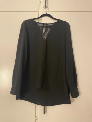 Svart blus med spetsdetalj - Blus som jag tänkte sy om, men blev aldrig av