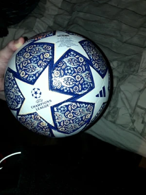 Adidas fotboll - Fotboll Champions leage final 2024 istanbul bollen är en storlek 4 inga skador bara haft den i rummet