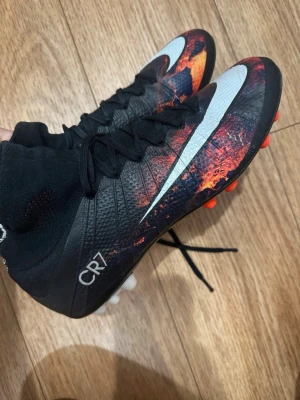 Nike Mercurial Superfly CR7 Elite - Mycket sällsynt Säljer här originala Nike Mercurial Superfly CR7 Elite fotbollsskor från 2016 - ett mycket sällsynt modell som knappt går att hitta idag. Skick: Mycket bra / nästan som nya Endast använda ett fåtal gånger, inga sprickor eller skador Storlek: EU 45 Version: Elite ACC - All Conditions Control (optimalt grepp i både torrt och blött väder) CR7 specialutgåva 100 % original Skorna är i mycket fint skick både tekniskt och visuellt. Perfekt för samlare, CR7-fans.