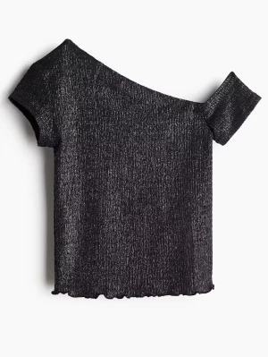 Svart glittrig off shoulder topp - Trendig svart topp med glittrigt tyg och ribbad struktur. Modellen är off shoulder med kort ärm och croppad passform som sitter tajt mot kroppen. Perfekt för dig som vill sticka ut lite extra. Materialet känns stretchigt och följsamt.