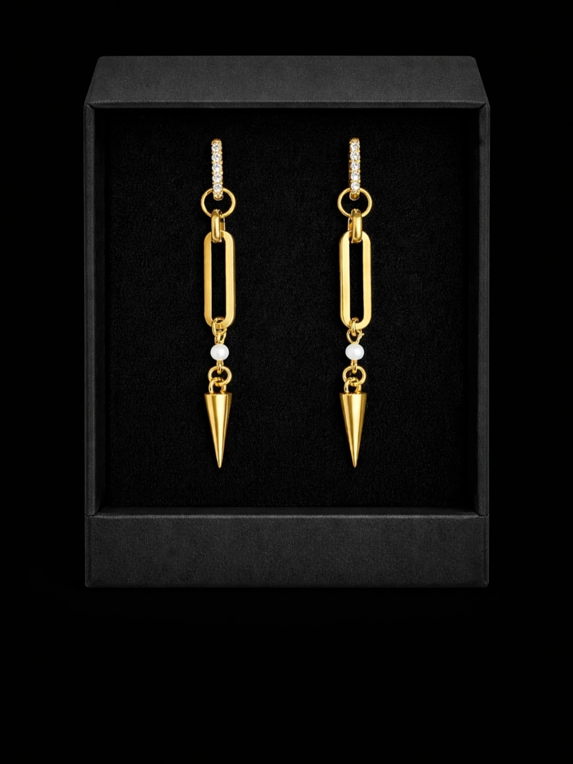 Guld örhängen med pärldetalj