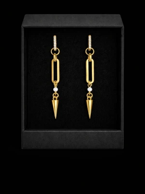 Guld örhängen med pärldetalj - Snygga örhängen i guldfärgad metall med rektangulär länk, liten vit pärla och spetsig konformad detalj. Örhängena har gnistrande stenar på fästet och en modern, edgy design som sticker ut perfekt för stockholmsstil 