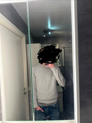  Flätat bälte - Snyggt svartvitt flätat bälte med bruna läderdetaljer och silverfärgat spänne. Perfekt accessoar för att lyfta din outfit. Skriv vid frågor, bältet är knappt användt. Kolla gärna in min profil för potentiella bundles!