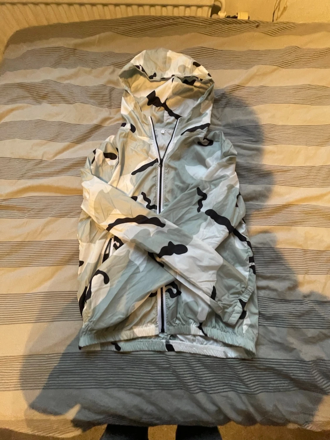 Vit camo vindjacka med huva