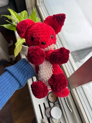 Virkad röd räv - Virkad röd räv med beige och mörkröda detaljer.❤️ !Dessa innehåller säkerhetsögon som inte rekommenderas för barn under 3 år! 