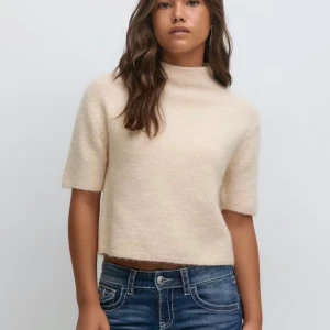 Beige kortärmad stickad tröja - Trendig beige stickad tröja med korta ärmar och hög hals från Gina. Aldrig använd!