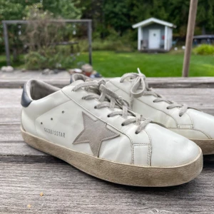 Golden Goose  - Säljer dessa vita sneakers från Golden Goose i storlek 43 (passar 42-43). Dem är i gott skick med några få små creases, men inget som inte går att lösa. Inget OG ingår! Priset ej hugget i sten, ge prisförslag!🙌😊