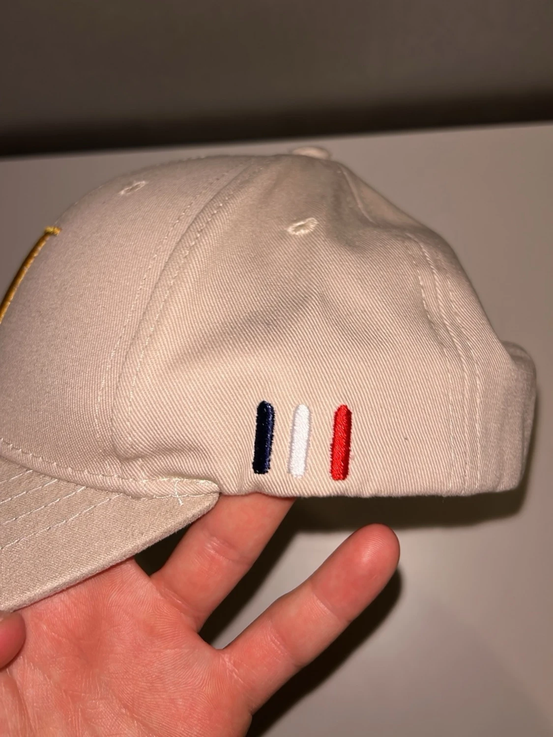 Beige keps med gul brodyr II - 5